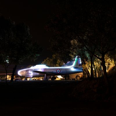 Aereo con illuminazione laser