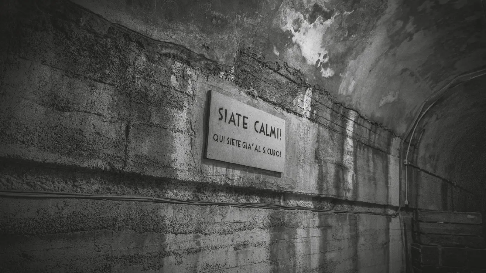 Dettaglio di uno dei tunnel del Bunker con targa con su scritto "Siate Calmi! Qui siete già al sicuro"